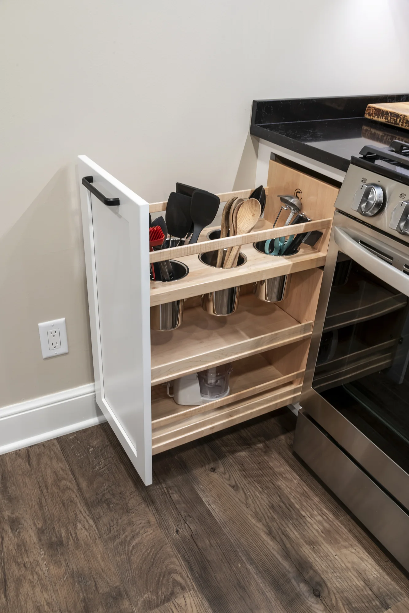 Narrow pull-out storage beside the range