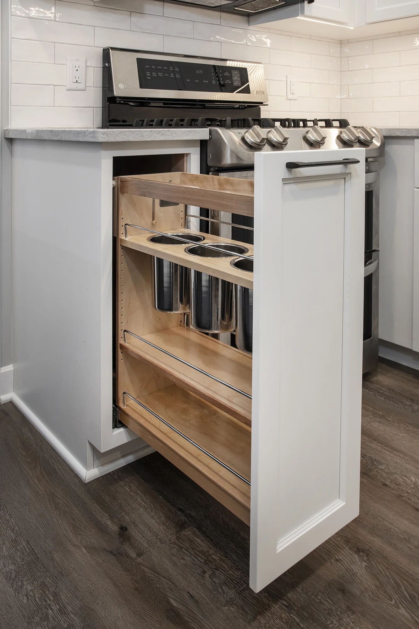 Narrow pull-out storage beside the range