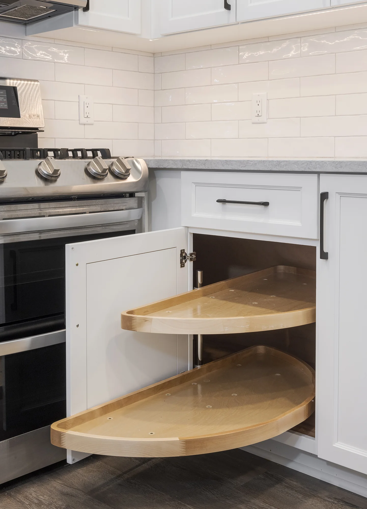 Corner cabinet with rotating pull-out shelves