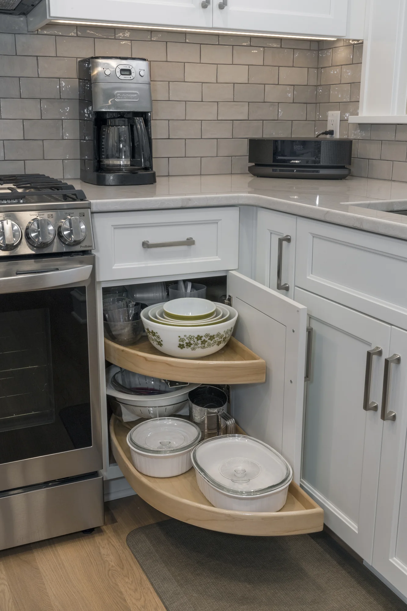 Corner cabinet with rotating pull-out shelves