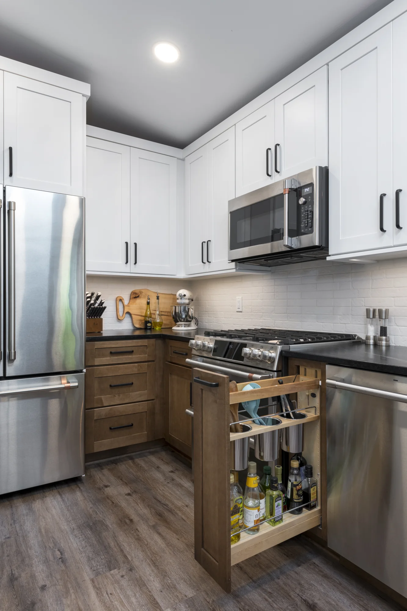 Narrow pull-out storage beside the range