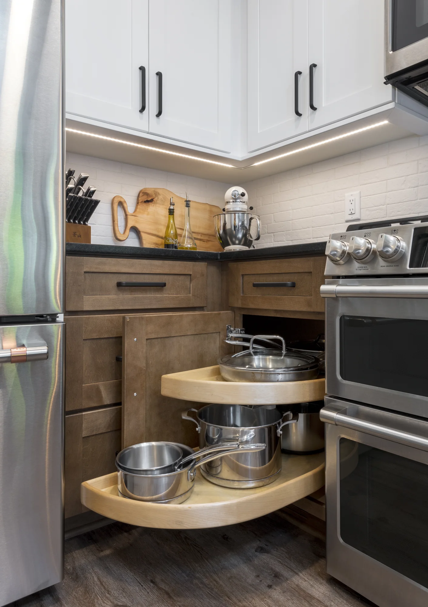 Corner cabinet with accessible pull-out shelving